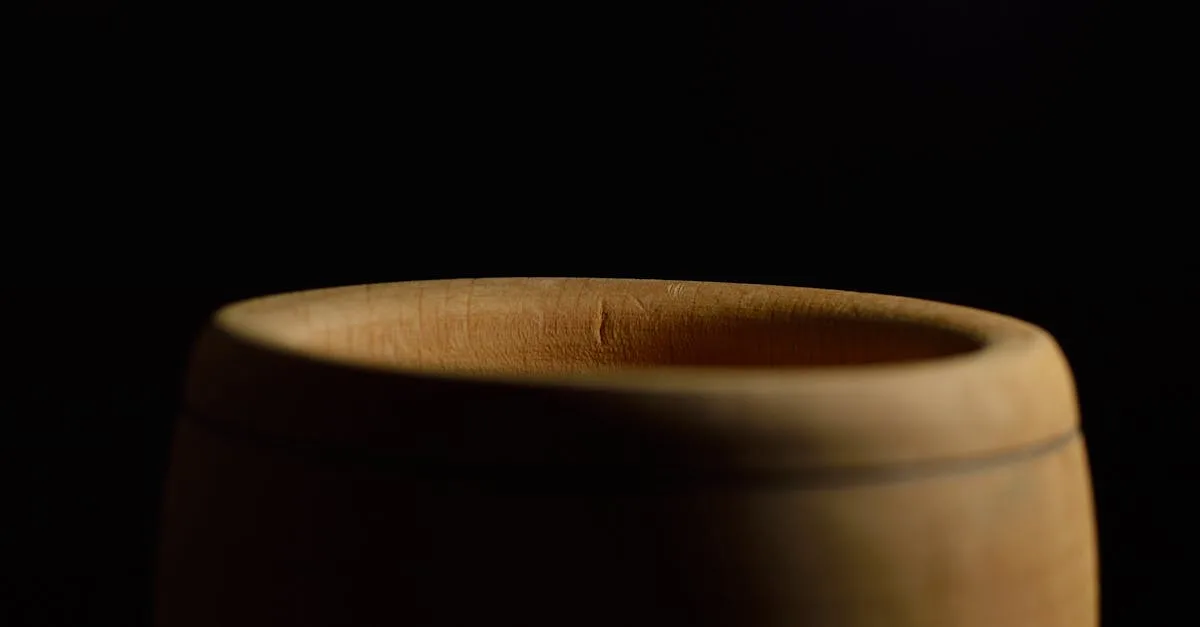 Молоток судьи крупным планом на столе